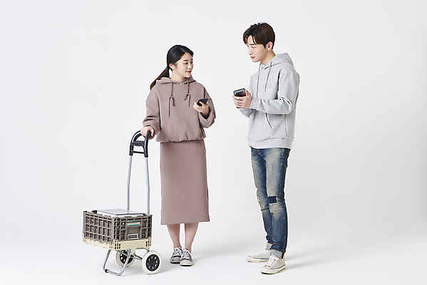 포토 JPG 스튜디오촬영 전신 여자 남자 실내 서기 들기 20대 성인 두명 옆모습 30대 스마트폰 판매 수레 한국인 상품 상인 고객 확인 흰배경 성인만 중고거래 국내포토 뷰포인트 백그라운드 모션 사람 동양인 청년 내부 장년 핸드폰 스마트기기 카트 거래 흰색 파일형식
