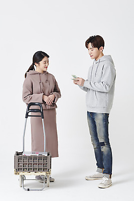 포토 JPG 스튜디오촬영 전신 여자 남자 돈 실내 서기 들기 20대 성인 두명 옆모습 책 30대 판매 수레 한국인 상인 고객 확인 흰배경 돈세기 성인만 중고거래 국내포토 뷰포인트 백그라운드 모션 사람 동양인 청년 내부 장년 카트 거래 흰색 재산 세기 파일형식
