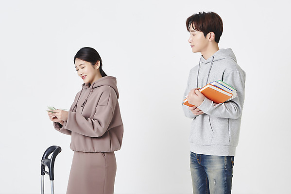 포토 JPG 스튜디오촬영 여자 남자 돈 실내 들기 상반신 20대 성인 두명 옆모습 책 30대 판매 수레 한국인 상인 고객 확인 흰배경 돈세기 성인만 중고거래 국내포토 뷰포인트 백그라운드 모션 사람 동양인 청년 내부 장년 카트 거래 흰색 재산 세기 파일형식