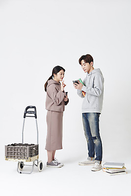포토 JPG 스튜디오촬영 전신 여자 남자 실내 서기 들기 20대 성인 두명 옆모습 책 30대 스마트폰 판매 수레 한국인 OK 상인 고객 확인 흰배경 계좌이체 성인만 중고거래 국내포토 뷰포인트 백그라운드 모션 사람 동양인 손짓 청년 내부 장년 핸드폰 스마트기기 카트 거래 흰색 파일형식