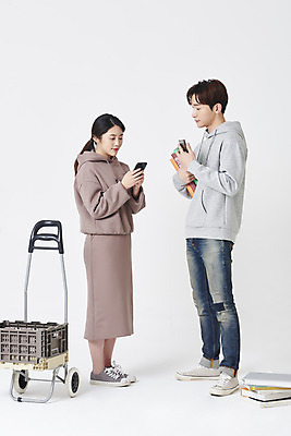 포토 JPG 스튜디오촬영 전신 여자 남자 실내 서기 들기 20대 성인 두명 옆모습 책 30대 스마트폰 판매 수레 한국인 상인 고객 확인 흰배경 계좌이체 성인만 중고거래 국내포토 뷰포인트 백그라운드 모션 사람 동양인 청년 내부 장년 핸드폰 스마트기기 카트 거래 흰색 파일형식