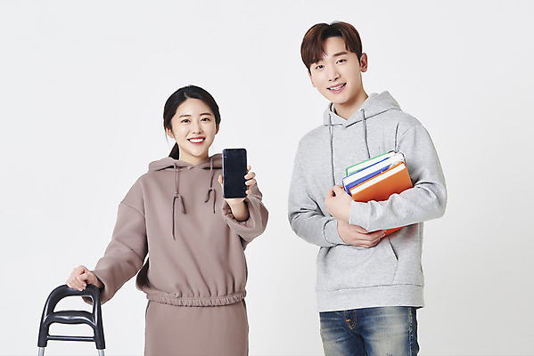 포토 JPG 스튜디오촬영 여자 남자 실내 미소 들기 상반신 20대 성인 두명 앞모습 책 30대 스마트폰 판매 수레 한국인 상인 고객 흰배경 보여주기 계좌이체 모바일뱅킹 폰뱅킹 성인만 중고거래 국내포토 뷰포인트 백그라운드 모션 표정 사람 동양인 청년 내부 장년 금융 핸드폰 스마트기기 카트 거래 흰색 뱅킹 파일형식