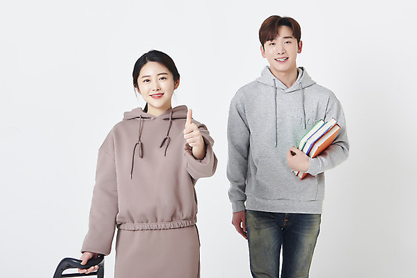 포토 JPG 스튜디오촬영 여자 남자 실내 미소 들기 상반신 20대 성인 두명 앞모습 책 30대 판매 수레 한국인 최고 상인 고객 흰배경 평가 성인만 중고거래 국내포토 뷰포인트 백그라운드 모션 표정 사람 동양인 청년 내부 장년 카트 거래 흰색 파일형식