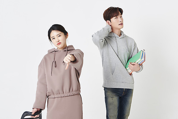 포토 JPG 스튜디오촬영 여자 남자 실내 들기 상반신 20대 성인 두명 앞모습 옆모습 책 30대 판매 수레 한국인 엄지손가락 잡기 찡그림 상인 고객 흰배경 평가 곤란 뒷목 성인만 중고거래 국내포토 뷰포인트 백그라운드 손가락 모션 표정 사람 동양인 청년 내부 장년 카트 거래 흰색 목 파일형식