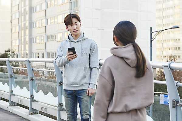 포토 JPG 주간 응시 여자 남자 들기 상반신 20대 성인 야외 두명 건물 앞모습 뒷모습 30대 스마트폰 한국인 상인 고객 확인 육교 성인만 중고거래 국내포토 자연요소 건축물 시선 뷰포인트 모션 사람 동양인 청년 장년 핸드폰 스마트기기 거래 다리_건축물 파일형식