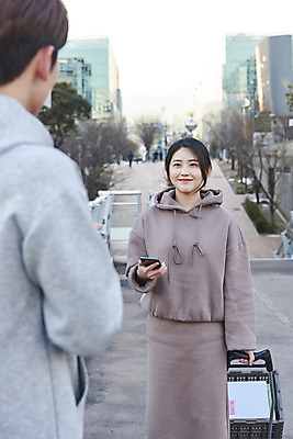 포토 JPG 주간 여자 남자 미소 들기 상반신 20대 성인 야외 두명 앞모습 뒷모습 아웃포커스 30대 스마트폰 수레 한국인 잡기 상인 고객 확인 육교 성인만 중고거래 국내포토 자연요소 뷰포인트 모션 촬영기법 표정 사람 동양인 청년 장년 핸드폰 스마트기기 카트 거래 다리_건축물 파일형식