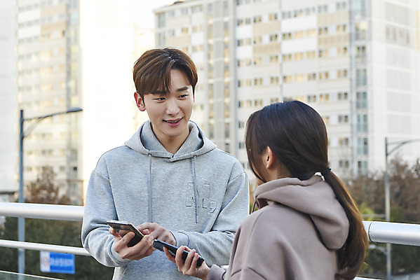 포토 JPG 주간 응시 여자 남자 미소 들기 상반신 20대 성인 야외 두명 건물 앞모습 뒷모습 아웃포커스 30대 스마트폰 한국인 상인 고객 확인 육교 성인만 중고거래 국내포토 자연요소 건축물 시선 뷰포인트 모션 촬영기법 표정 사람 동양인 청년 장년 핸드폰 스마트기기 거래 다리_건축물 파일형식