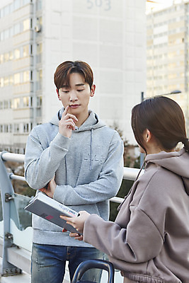 포토 JPG 주간 여자 남자 들기 손짓 상반신 20대 성인 야외 두명 건물 앞모습 뒷모습 책 30대 판매 한국인 상인 고객 확인 보여주기 육교 성인만 중고거래 국내포토 자연요소 건축물 뷰포인트 모션 사람 동양인 청년 장년 거래 다리_건축물 파일형식