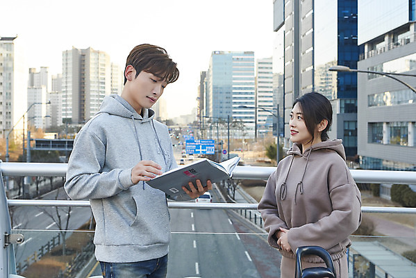 포토 JPG 주간 여자 남자 들기 상반신 20대 성인 야외 두명 건물 옆모습 책 30대 판매 한국인 상인 고객 확인 손모으기 육교 성인만 중고거래 국내포토 자연요소 건축물 뷰포인트 모션 사람 동양인 손짓 청년 장년 거래 다리_건축물 파일형식