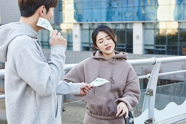 포토 JPG 주간 여자 남자 돈 들기 상반신 20대 성인 야외 두명 앞모습 옆모습 30대 눈감음 한국인 상인 고객 고민 육교 흥정 성인만 중고거래 국내포토 자연요소 감정 뷰포인트 모션 사람 동양인 청년 장년 판매 거래 다리_건축물 재산 파일형식