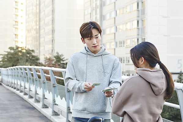 포토 JPG 주간 여자 남자 돈 들기 상반신 20대 성인 야외 두명 앞모습 뒷모습 30대 한국인 상인 고객 주기 육교 흥정 성인만 중고거래 국내포토 자연요소 뷰포인트 모션 사람 동양인 청년 장년 판매 거래 다리_건축물 재산 파일형식