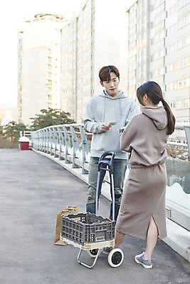 포토 JPG 주간 전신 여자 남자 돈 서기 들기 20대 성인 야외 두명 건물 앞모습 뒷모습 30대 수레 한국인 상인 고객 주기 육교 성인만 중고거래 국내포토 자연요소 건축물 뷰포인트 모션 사람 동양인 청년 장년 카트 거래 다리_건축물 재산 파일형식