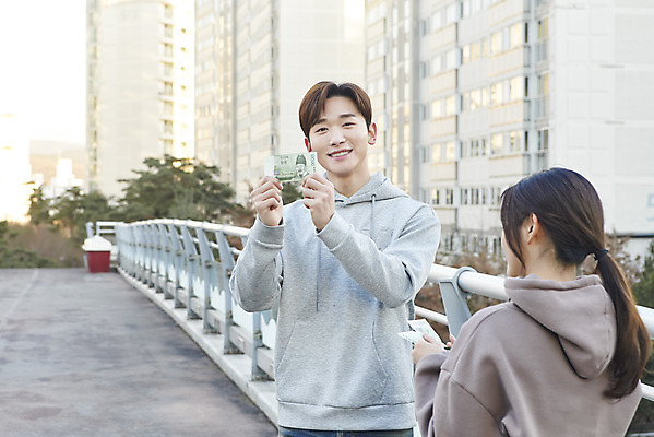 포토 JPG 주간 여자 남자 돈 미소 들기 상반신 20대 성인 야외 두명 앞모습 뒷모습 아웃포커스 30대 한국인 상인 고객 보여주기 육교 성인만 중고거래 국내포토 자연요소 뷰포인트 모션 촬영기법 표정 사람 동양인 청년 장년 거래 다리_건축물 재산 파일형식