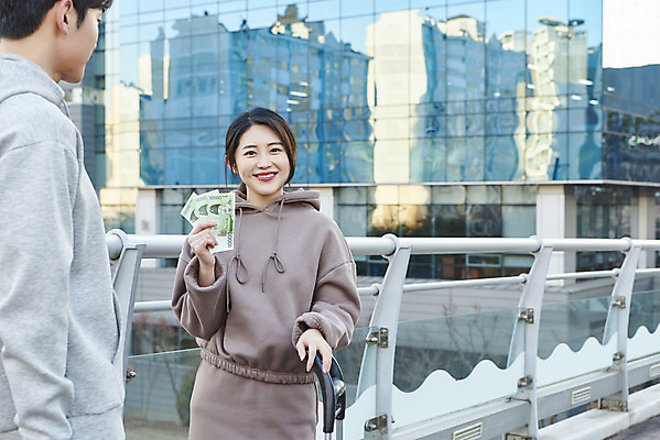 포토 JPG 주간 여자 남자 돈 미소 들기 상반신 20대 성인 야외 두명 앞모습 뒷모습 30대 한국인 상인 고객 육교 성인만 중고거래 국내포토 자연요소 뷰포인트 모션 표정 사람 동양인 청년 장년 거래 다리_건축물 재산 파일형식