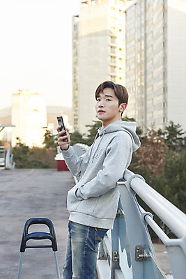 포토 JPG 주간 응시 남자 한명 들기 상반신 성인 야외 옆모습 아웃포커스 30대 스마트폰 수레 한국인 기다림 상인 주머니손 육교 성인남자한명만 중고거래 국내포토 자연요소 1 시선 뷰포인트 모션 촬영기법 사람 동양인 장년 핸드폰 스마트기기 카트 거래 다리_건축물 남자한명만 성인남자만 파일형식