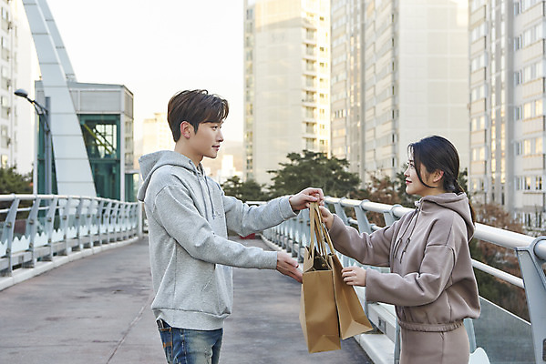 포토 JPG 주간 여자 남자 들기 상반신 20대 성인 야외 두명 건물 옆모습 30대 쇼핑백 판매 마주보기 한국인 상인 고객 주기 육교 성인만 중고거래 국내포토 자연요소 건축물 뷰포인트 가방 모션 사람 동양인 청년 장년 거래 다리_건축물 파일형식