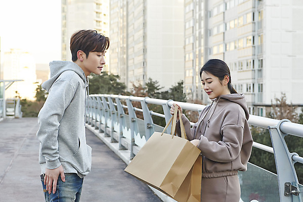 포토 JPG 주간 여자 남자 들기 상반신 20대 성인 야외 두명 건물 옆모습 30대 쇼핑백 판매 한국인 상인 고객 확인 육교 성인만 중고거래 국내포토 자연요소 건축물 뷰포인트 가방 모션 사람 동양인 청년 장년 거래 다리_건축물 파일형식