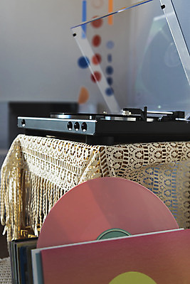 포토 JPG 주간 실내 사람없음 아웃포커스 햇빛 창가 복고 턴테이블 뉴트로 국내포토 자연요소 창문 촬영기법 내부 태양 파일형식