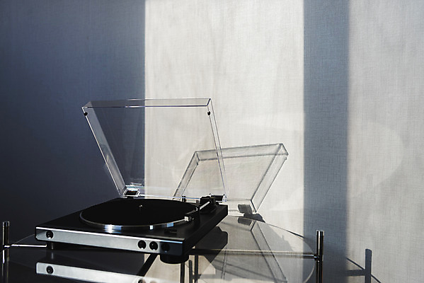 포토 JPG 주간 실내 사람없음 햇빛 창가 복고 턴테이블 뉴트로 국내포토 자연요소 창문 내부 태양 파일형식