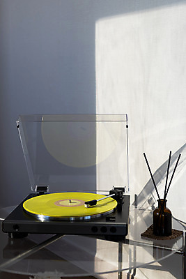 포토 JPG 주간 실내 사람없음 햇빛 창가 복고 턴테이블 디퓨저 뉴트로 국내포토 자연요소 창문 내부 태양 파일형식