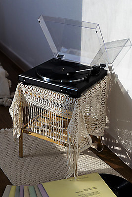 포토 JPG 주간 실내 사람없음 햇빛 창가 책상 복고 턴테이블 뉴트로 국내포토 자연요소 가구 창문 내부 태양 파일형식