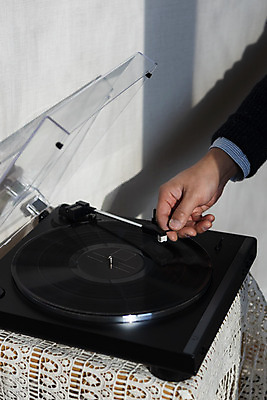 포토 JPG 주간 손 실내 들기 신체부위 햇빛 창가 복고 턴테이블 뉴트로 국내포토 자연요소 창문 모션 사람 내부 태양 파일형식