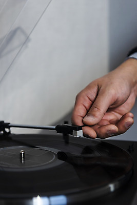 포토 JPG 손 실내 들기 근접촬영 신체부위 햇빛 창가 복고 턴테이블 뉴트로 국내포토 뷰포인트 창문 모션 사람 내부 태양 파일형식