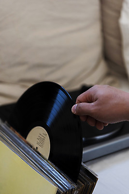 포토 JPG 손 쿠션 실내 들기 아웃포커스 신체부위 햇빛 잡기 복고 턴테이블 꺼내기 뉴트로 국내포토 모션 촬영기법 사람 내부 태양 파일형식