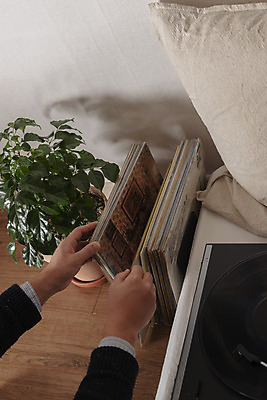 포토 JPG 식물 손 화분 실내 들기 신체부위 햇빛 복고 나무바닥 턴테이블 뉴트로 국내포토 모션 바닥 사람 내부 태양 파일형식