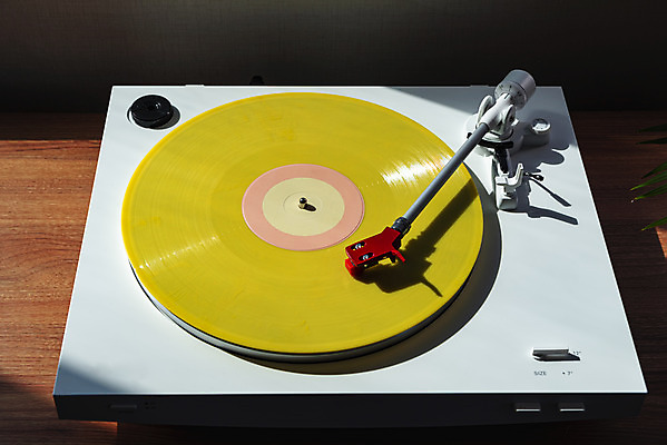 포토 JPG 주간 실내 사람없음 햇빛 창가 복고 턴테이블 뉴트로 나무배경 국내포토 자연요소 백그라운드 창문 내부 태양 파일형식