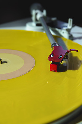 포토 JPG 실내 근접촬영 사람없음 아웃포커스 햇빛 노란색 창가 복고 턴테이블 뉴트로 국내포토 뷰포인트 컬러 창문 촬영기법 내부 태양 파일형식