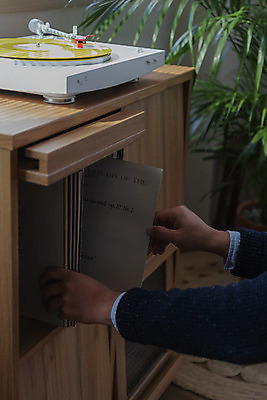 포토 JPG 주간 식물 손 화분 실내 사람없음 신체부위 햇빛 잡기 창가 서랍장 복고 턴테이블 뉴트로 국내포토 자연요소 가구 창문 모션 사람 내부 태양 파일형식