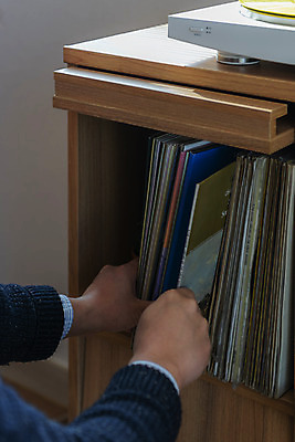 포토 JPG 주간 손 실내 신체부위 햇빛 잡기 창가 서랍장 복고 턴테이블 뉴트로 국내포토 자연요소 가구 창문 모션 사람 내부 태양 파일형식