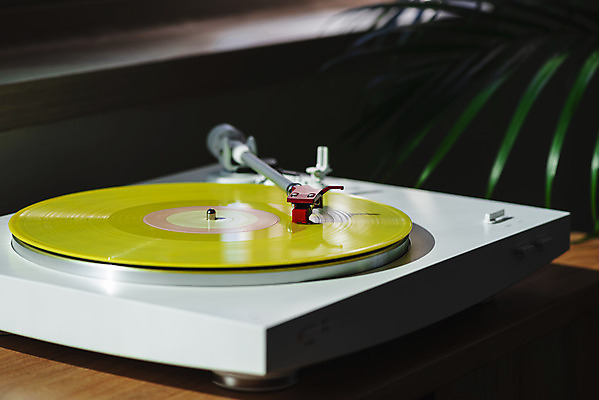 포토 JPG 주간 실내 사람없음 햇빛 창가 복고 턴테이블 뉴트로 국내포토 자연요소 창문 내부 태양 파일형식