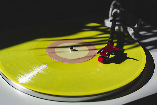 포토 JPG 주간 실내 그림자 사람없음 햇빛 창가 복고 턴테이블 뉴트로 국내포토 자연요소 창문 내부 태양 파일형식