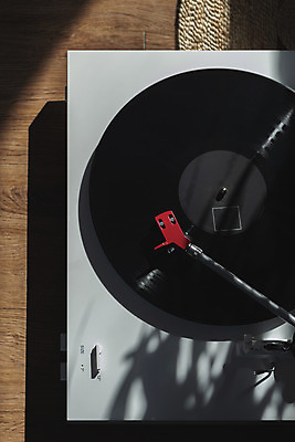 포토 JPG 실내 사람없음 하이앵글 햇빛 창가 복고 턴테이블 뉴트로 나무배경 국내포토 뷰포인트 백그라운드 창문 내부 태양 파일형식