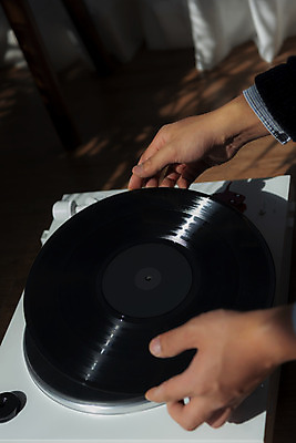 포토 JPG 주간 손 실내 들기 신체부위 햇빛 창가 복고 턴테이블 뉴트로 국내포토 자연요소 창문 모션 사람 내부 태양 파일형식