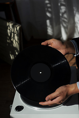 포토 JPG 주간 손 실내 들기 신체부위 햇빛 창가 복고 턴테이블 뉴트로 국내포토 자연요소 창문 모션 사람 내부 태양 파일형식