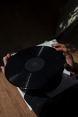 포토 JPG 손 실내 들기 신체부위 햇빛 창가 서랍장 복고 턴테이블 뉴트로 국내포토 가구 창문 모션 사람 내부 태양 파일형식