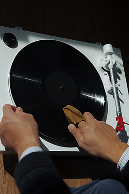 포토 JPG 손 실내 신체부위 햇빛 청소 창가 서랍장 복고 닦기 턴테이블 뉴트로 국내포토 가구 창문 모션 사람 내부 태양 파일형식