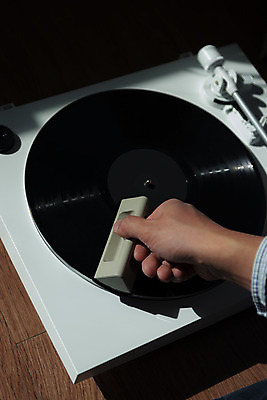 포토 JPG 손 실내 신체부위 햇빛 청소 창가 서랍장 복고 닦기 턴테이블 뉴트로 국내포토 가구 창문 모션 사람 내부 태양 파일형식