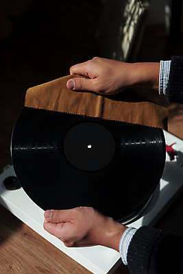 포토 JPG 손 실내 들기 신체부위 햇빛 청소 창가 서랍장 복고 닦기 턴테이블 뉴트로 국내포토 가구 창문 모션 사람 내부 태양 파일형식