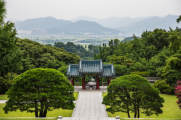포토 JPG 주간 나무 산 사람없음 야외 충청남도 석상 기와지붕 현충사 아산 국내포토 자연요소 식물 지붕 기와 충청도 파일형식