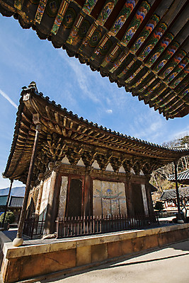 포토 JPG 주간 구름 로우앵글 하늘 사람없음 야외 경상북도 지붕처마 통도사 국내포토 양산시 자연요소 뷰포인트 지붕 사찰 경상도 경상남도 처마 파일형식 양산_지역