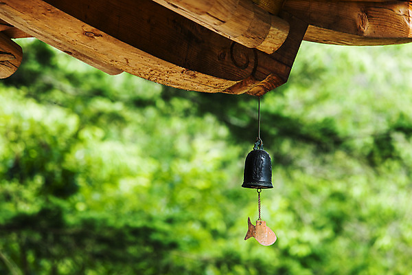 포토 JPG 주간 불교 사람없음 야외 아웃포커스 전라남도 운주사 지붕처마 풍경종 화순 국내포토 자연요소 종교 지붕 촬영기법 종 사찰 전라도 처마 파일형식