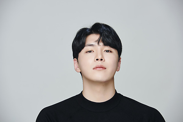 포토 JPG 스튜디오촬영 응시 남자 회색배경 실내 한명 상반신 20대 성인 앞모습 뷰티 한국인 의료성형뷰티 성인남자한명만 국내포토 1 시선 뷰포인트 백그라운드 사람 동양인 청년 내부 회색 남자한명만 성인남자만 파일형식