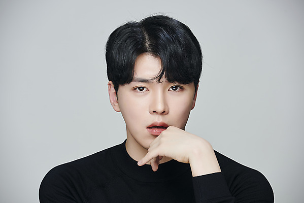 포토 JPG 스튜디오촬영 응시 남자 회색배경 실내 한명 상반신 20대 성인 앞모습 뷰티 턱괴기 한국인 의료성형뷰티 성인남자한명만 국내포토 1 시선 뷰포인트 백그라운드 모션 사람 동양인 청년 내부 회색 남자한명만 성인남자만 파일형식