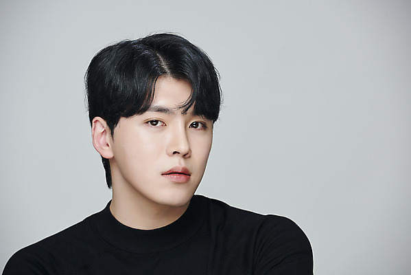 포토 JPG 스튜디오촬영 응시 남자 회색배경 실내 한명 상반신 20대 성인 앞모습 뷰티 한국인 의료성형뷰티 성인남자한명만 국내포토 1 시선 뷰포인트 백그라운드 사람 동양인 청년 내부 회색 남자한명만 성인남자만 파일형식