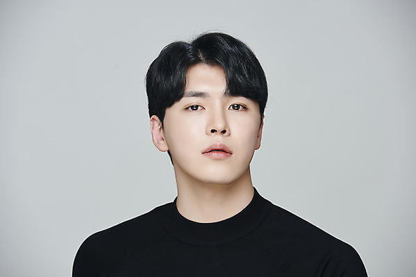 포토 JPG 스튜디오촬영 응시 남자 회색배경 실내 한명 상반신 20대 성인 앞모습 뷰티 한국인 의료성형뷰티 성인남자한명만 국내포토 1 시선 뷰포인트 백그라운드 사람 동양인 청년 내부 회색 남자한명만 성인남자만 파일형식