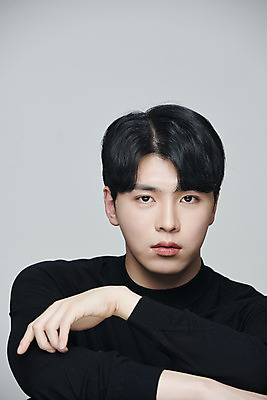 포토 JPG 스튜디오촬영 응시 남자 포즈 회색배경 실내 한명 상반신 20대 성인 앞모습 뷰티 한국인 의료성형뷰티 성인남자한명만 국내포토 1 시선 뷰포인트 백그라운드 사람 동양인 청년 내부 회색 남자한명만 성인남자만 파일형식